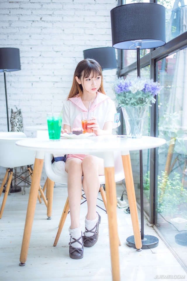 “岳父病了？要不我陪夫人去一趟？”刘璝有些讶然道。